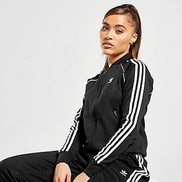 Naisten verryttelyasut · Women's tracksuits .